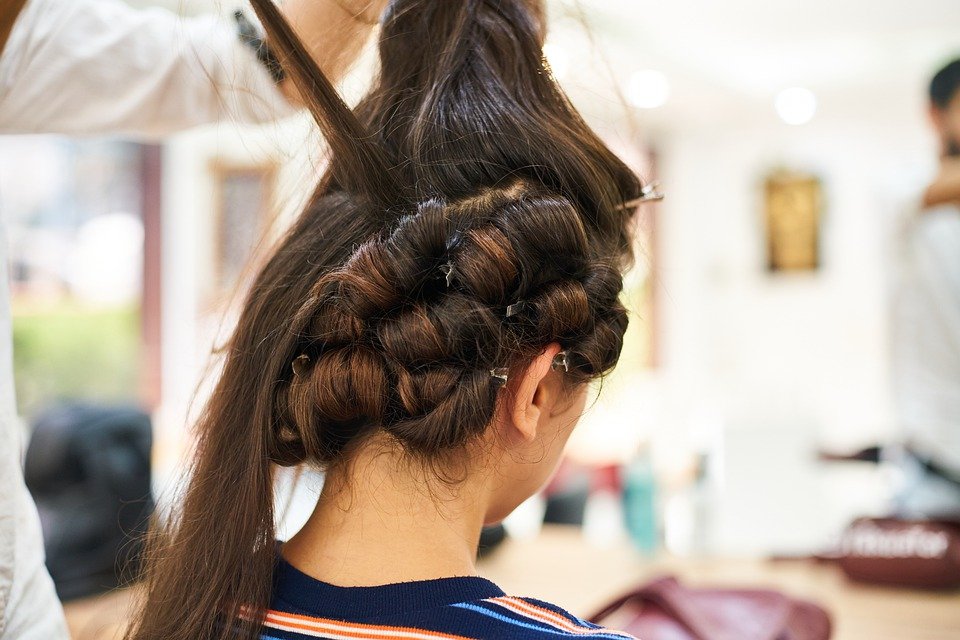 Les démarches à suivre pour devenir coiffeur ou coiffeuse à domicile